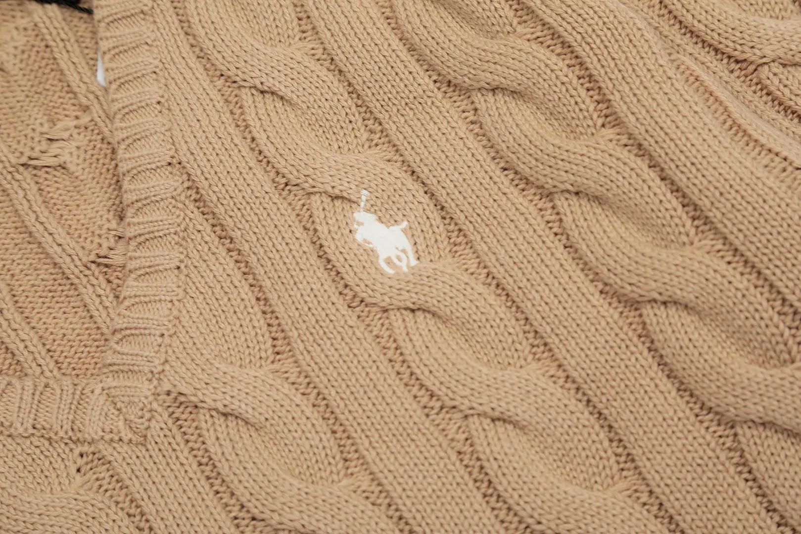 🅿️210 "Top quality" Style number: DS019# [Ralph Lauren V-neck solid color pony embroidered logo hemp flower knitted sweater] ✅Ralph Lauren Ralph Lauren goddess slim basic classic V-neck hemp flower pullover sweater ✅Main supplier platform live broadcast Wholesale entity Replacement when out of stock Not removed from shelves ✅ZP quality 1:1 version Scan the code to enter the GF website Counter quality ✅Detailed quality The only one in Guangzhou Imported quality cotton yarn, focusing on high-end, cost-effective, good quality, needless to say, ✅ simple and easy to match, a must-have item for ootd, good-looking clothes are never picky, a must-have in the goddess' wardrobe, recommended. Size: S-L Color: Black, off-white, gray, navy blue, khaki, pink, light blue, rose red, brown, Chinese red